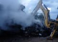 Siniestro en Colonia Ayuí: un incendio afectó a dos acoplados cargados con carbón sobre Avenida Patria