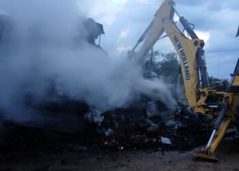 Siniestro en Colonia Ayuí: un incendio afectó a dos acoplados cargados con carbón sobre Avenida Patria