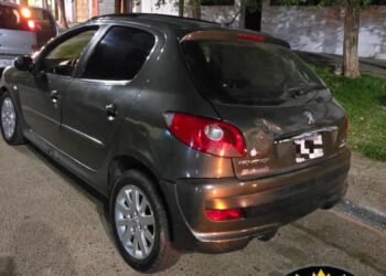 Patrullaje preventivo en Avenida Castro: la Policía secuestró un auto que tenía pedido de secuestro desde 2025