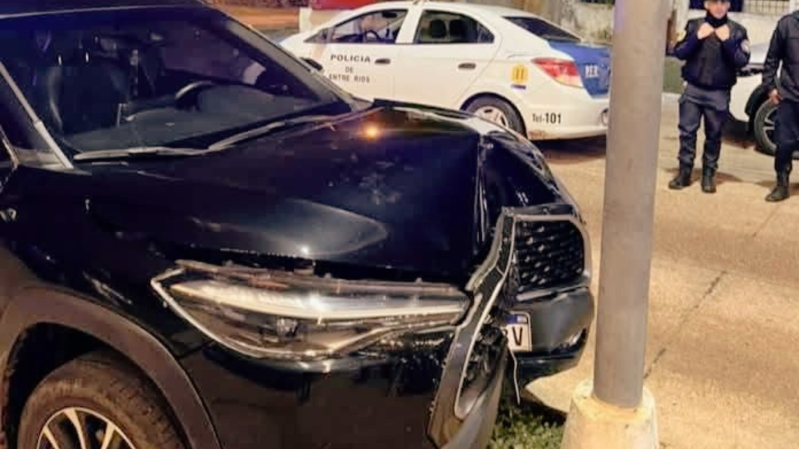 Conductor alcoholizado chocó contra una columna de alumbrado en avenida castro