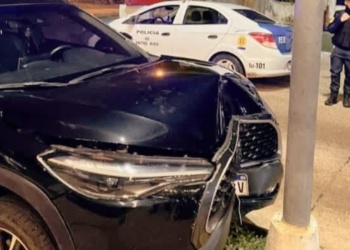 Conductor alcoholizado chocó contra una columna de alumbrado en avenida castro
