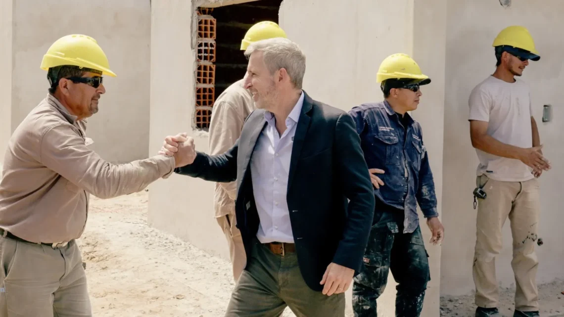 Frigerio recorrió la obra de 10 viviendas destinadas personal policial en Chajarí