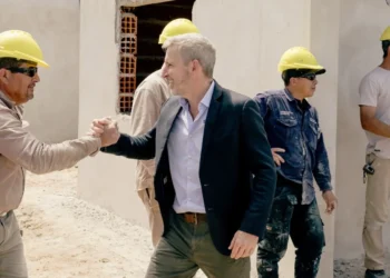 Frigerio recorrió la obra de 10 viviendas destinadas personal policial en Chajarí