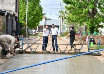 Como resultado del trabajo conjunto entre la municipalidad y vecinos se está pavimentando calle Victorino Simón Oeste