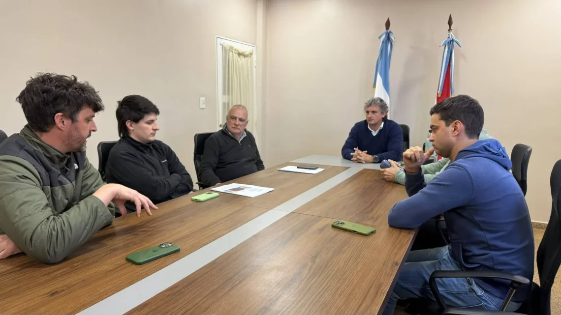El Intendente Bravo se reunió y recibió una importante propuesta de jóvenes referentes de la Industrial local