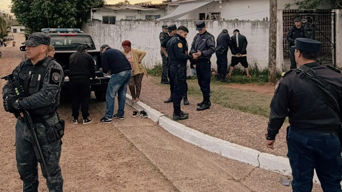 Tres detenidos en diferentes operativos en la vía pública, con secuestro de cocaína y marihuana para la venta